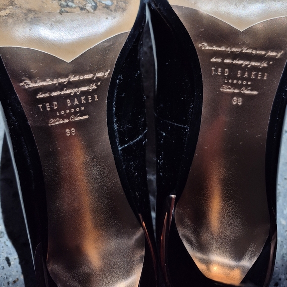 Elegant Black Ted Baker Black Patent Leather Vyixin Pump Size 38 - Picture 4 of 5